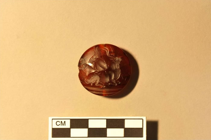 ���Ǵ�Լ�����������Ӳ�Ҵ�С�����ʯӡ�������ʯӡ��50ö����������һö����ţװ��ͼ��֤���˾�η��ţ����ŵ˹�˶��������˵�Ӱ�졣 ��PHOTOGRAPH BY