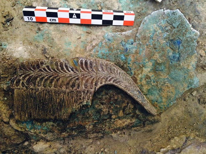 ����ѧ�Һܾ��ȵط���һ����Ů�ӽ�Ϊ��ص����������һ֧�־��������������ӡ� ��PHOTOGRAPH BY DEPARTMENT OF CLASSICS, UNI