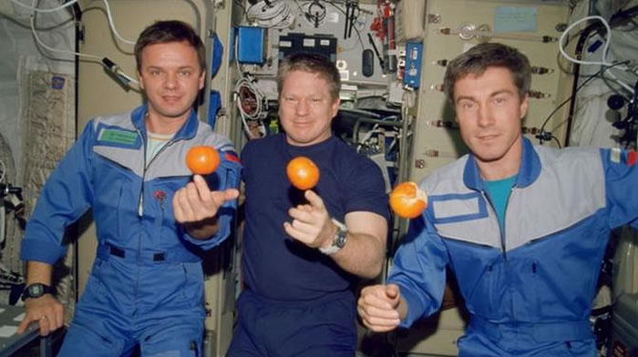 美国太空人谢泼德(中)与俄罗斯太空人吉德森科(左)、克里卡列夫(右)成为国际太空站首批驻员。