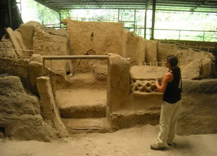 公元600年,霍亚-德赛伦村庄遭遇火山爆发,被掩埋底下。