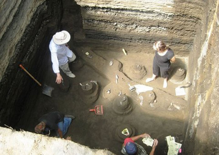 考古学家还发现玛雅人使用的刀具,锅和器皿。