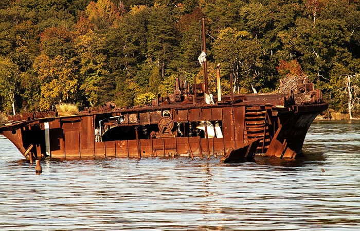美国马里兰州波托马克河锦葵湾停放着200多艘废弃沉船残骸的“幽灵舰队”