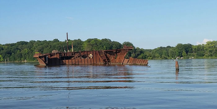 美国马里兰州波托马克河锦葵湾停放着200多艘废弃沉船残骸的“幽灵舰队”