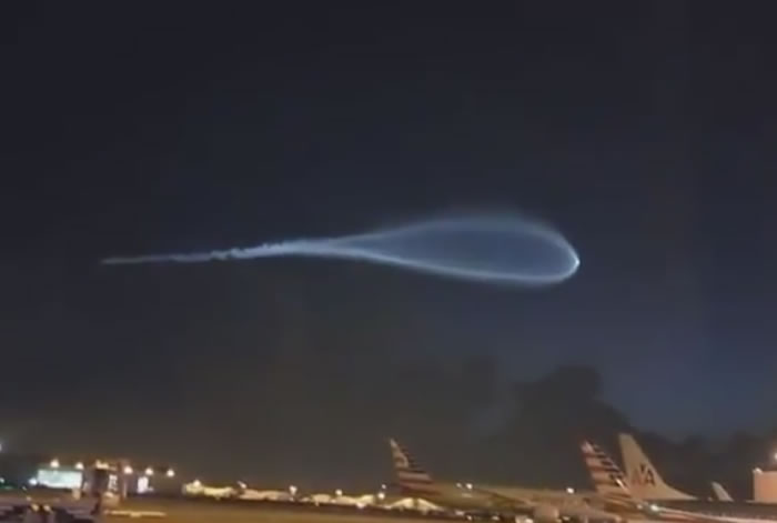 夜空惊现UFO:美国海军潜艇肯塔基号在南加州外海试射“三叉戟-2”战略弹道导弹