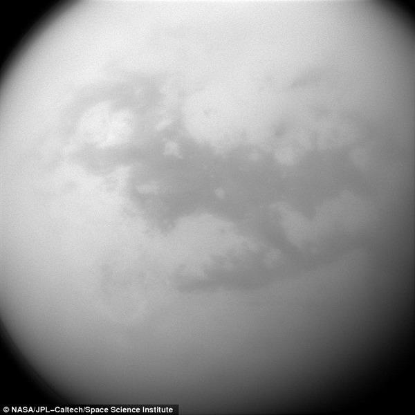 科学家在土卫六表面发现甲烷构成的沙丘,认为是远古甲烷湖泊蒸发之后的残留物,证实这颗卫星曾经历过全球气候转暖。