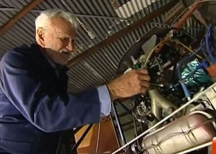 菲利普斯辛勤制作这架UFO 20年,终于把它完成。