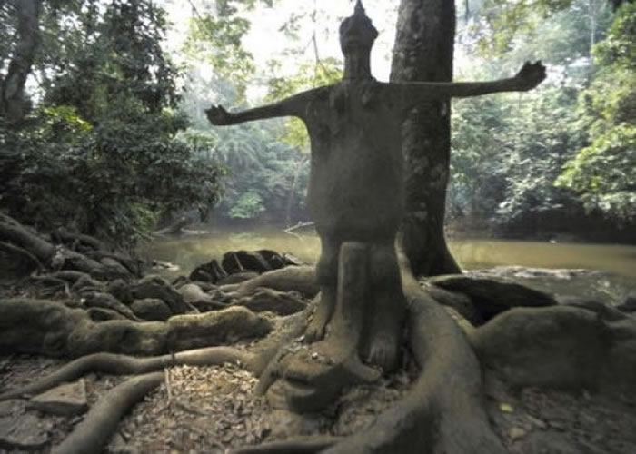 尼日利亚奥孙-奥索博神“圣林”中的雕像被怀疑是外星人