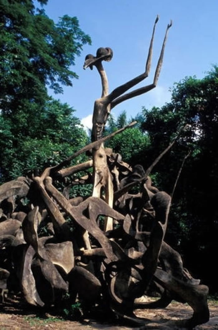 这个雕像仿似一只异形