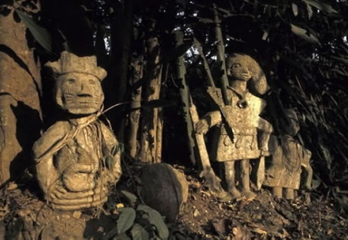 林内也有一些体型较小的雕像