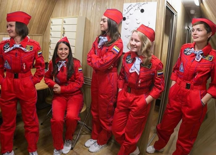 库斯梅尔(右)在完成任务后表示,非常惦念家人。