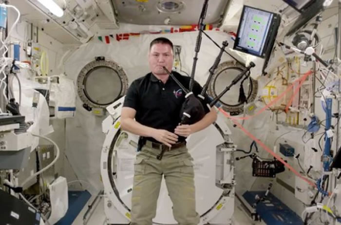 �����Ա�ܶ����ָ����ڹ��ʿռ�վ�����Ѽ����ѹ�ͬ��