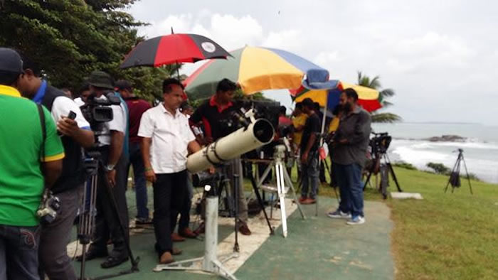 聚集在当地的记者与天文爱好者,但是天气不佳,只听到巨大声响。