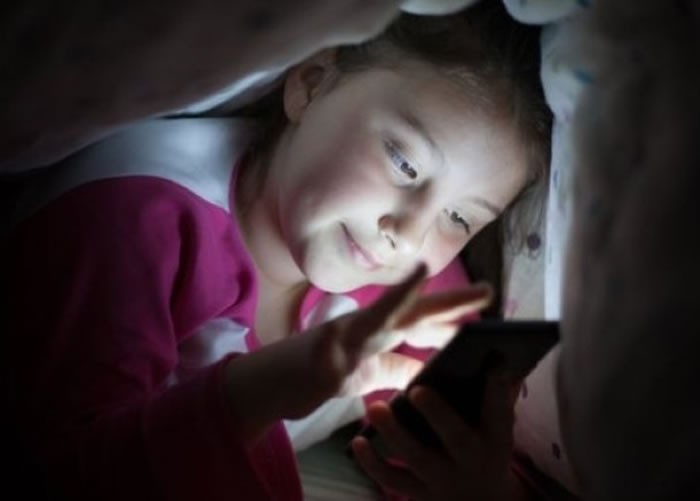 睡觉前使用电子产品,容易影响睡眠质量。