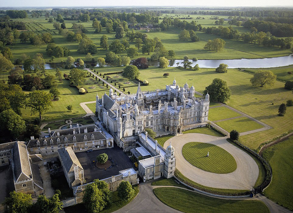 位于英国林肯郡的伯里庄园,由英国18世纪著名园林师兰斯洛特·布朗设计。