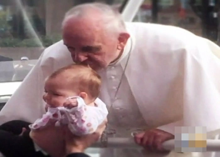 早前教宗方济各到访美国,吉安娜(左)获教宗亲吻头部。