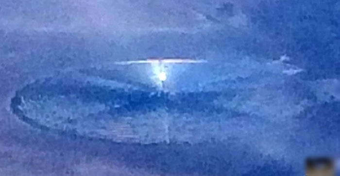 银色的UFO向半空射出球型光团