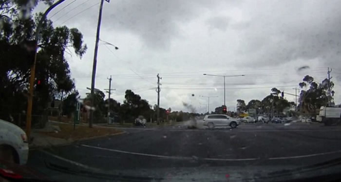 可以看到混凝土块飞入空中,被闪电击中的地方还冒出黑烟。