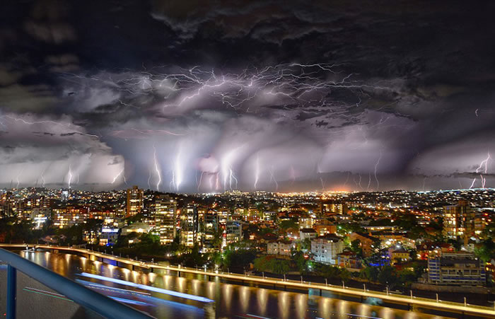 上周日晚,澳大利亚东部城市布里斯班遭受极端暴风雨天气。