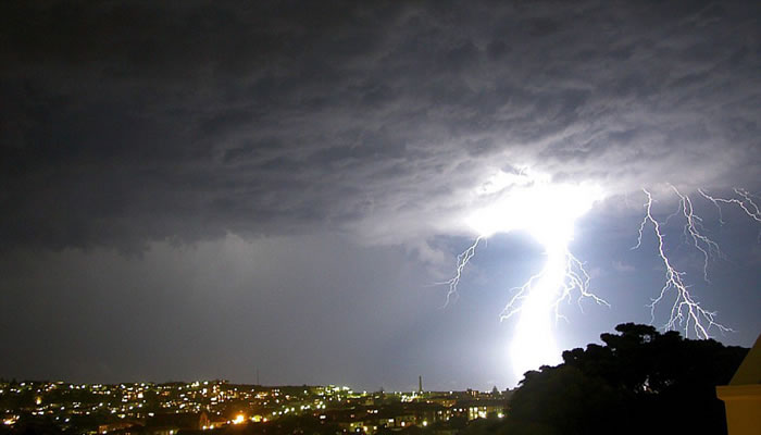 本月稍早前,悉尼和墨尔本也曾出现类似的暴风雨天气。