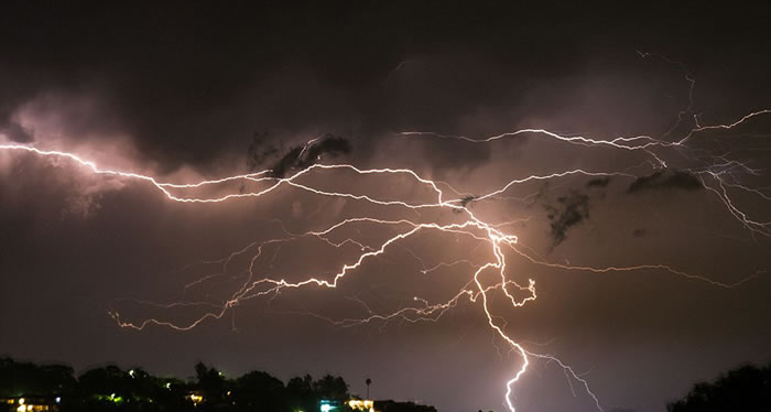 11月,澳大利亚维多利亚州和新南威尔士州多次出现这样的暴雨天气。