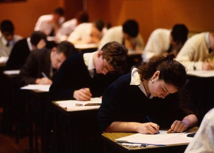 �о�ָ��ѧ����˯ǰ��Сʱ���������罻������Ӱ��ѧϰ��