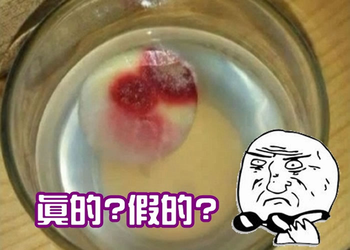 该块圣饼没有溶化,更在水中载浮载沉,甚至“渗血”。