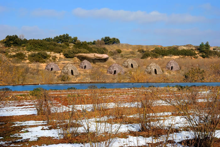 西班牙旧石器遗址出土刻有线条图案的石头,或是关于人类生活场景的最早原始艺术作品