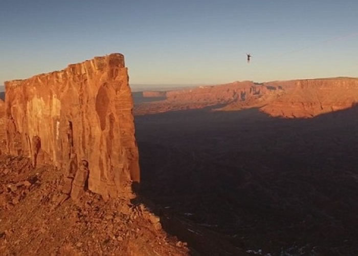 在犹他州大石的衬托下,辛桑尼变得极其渺小。