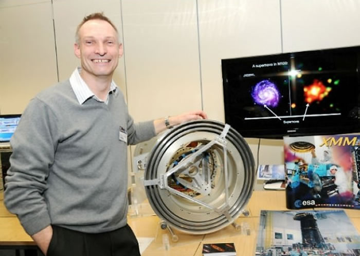 巴斯托教授(图)鼓励大家勇敢面对寒流,外出观星。