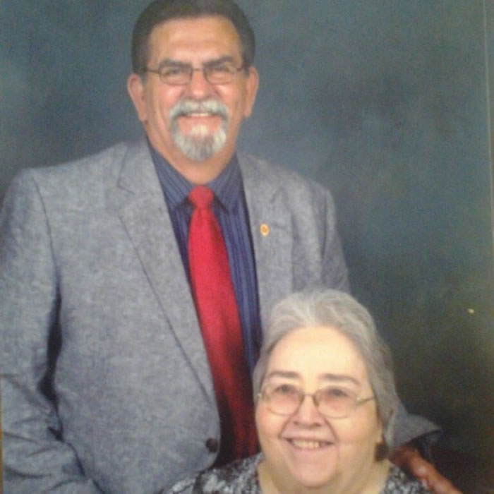 克拉里(左)替伤者祈祷时,意外摄下这张照片。