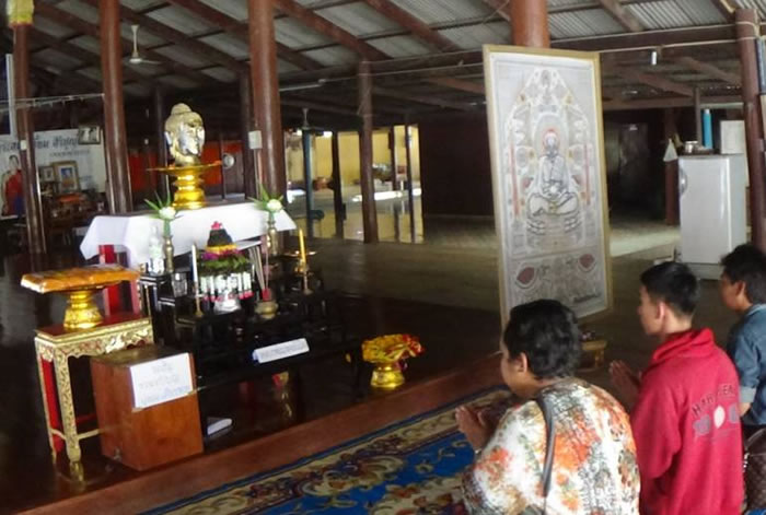 附近居民得知有古佛像出土,纷纷前来参拜。