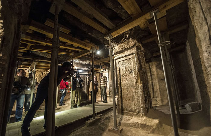 ����������ͼ̹�����������ţ�Maia����ĹѨ��ǰ���ڿ��ţ���������1996�걻���������״ζ��⿪�š�