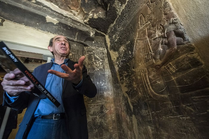 齐维耶向记者解说马娅的墓穴。