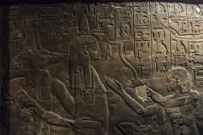 雕刻隐含图坦卡蒙奶妈的身份证据。