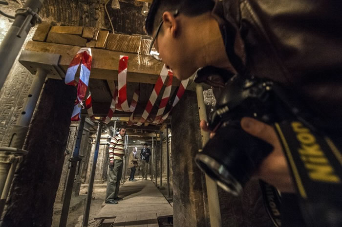 摄影师在墓穴探秘。