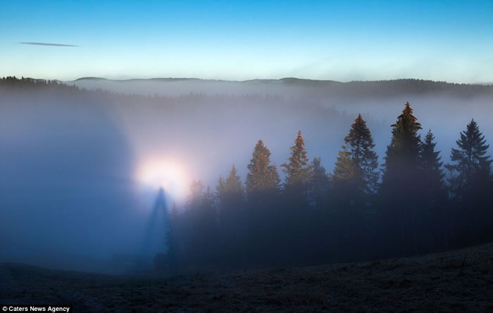 挪威摄影师在山顶薄雾中抓拍到“布罗肯彩虹”(Brocken spectre)