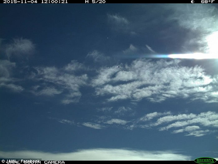 美国蒙大拿州男子拍到两个UFO并驾齐驱