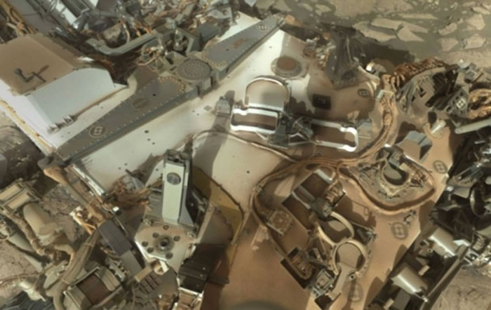 车身细节也清晰,可见车身表面十分肮脏多尘。