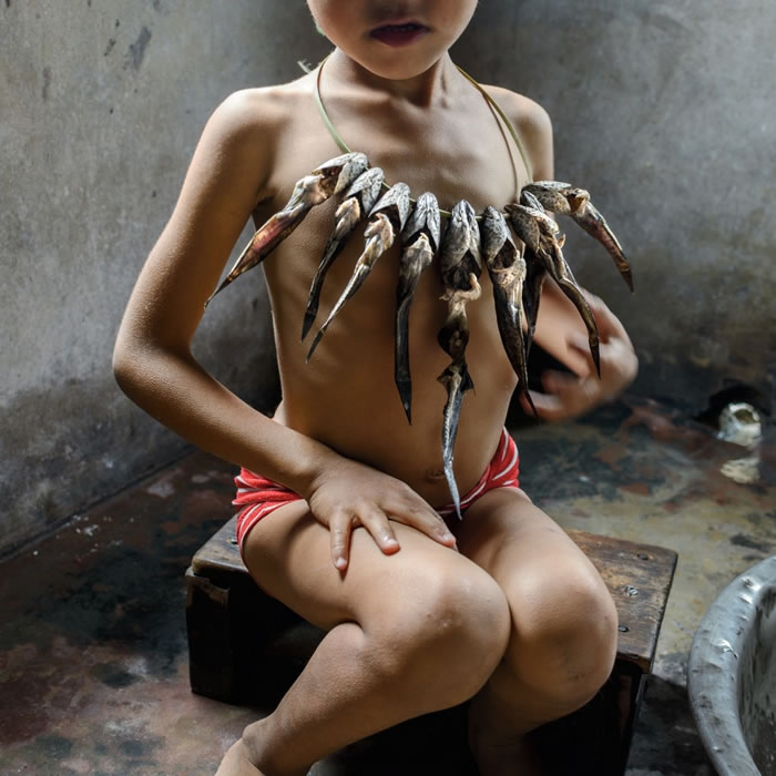 为了让卡西族人的传统被世人看见,克鲁伯「创造的肖像涉及或暗示女孩所处环境和文化」。这意味着一种晒鱼的装置,也可以是七岁的葛瑞丝.汤松的项链。 Photograp