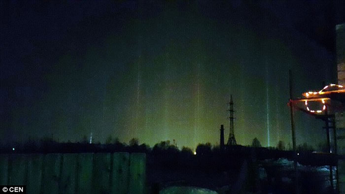 恐慌的居民以为这些光柱是外星人到来引起的,当地占星师称很多人匆忙的驾车离开。