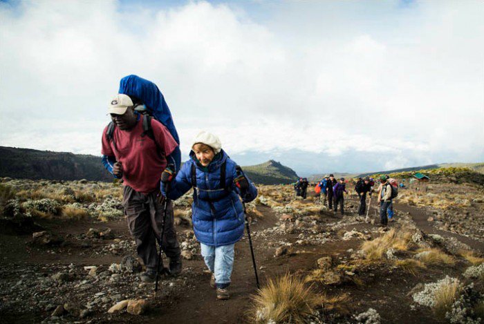 86岁俄罗斯老太Angela Vorobyeva成功登上非洲最高峰乞力马扎罗山