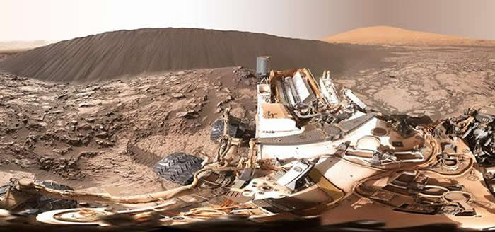 2015年12月18日,好奇号拍摄的“纳米布沙丘”下风侧360度全景,远处黄色山体为夏普山