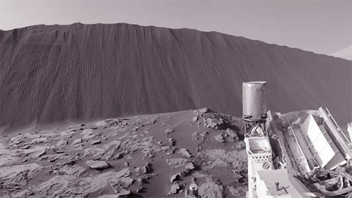 2015年12月17日,好奇号拍摄的“纳米布沙丘”下风侧,这座沙丘高约4米