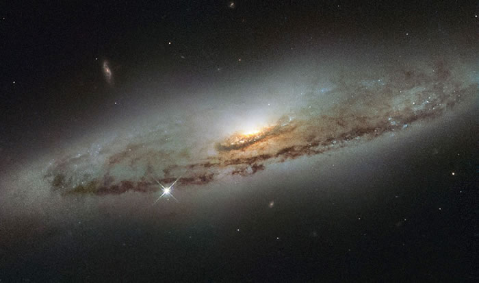 ŮϵNGC 4845о޴󳬼ڶ