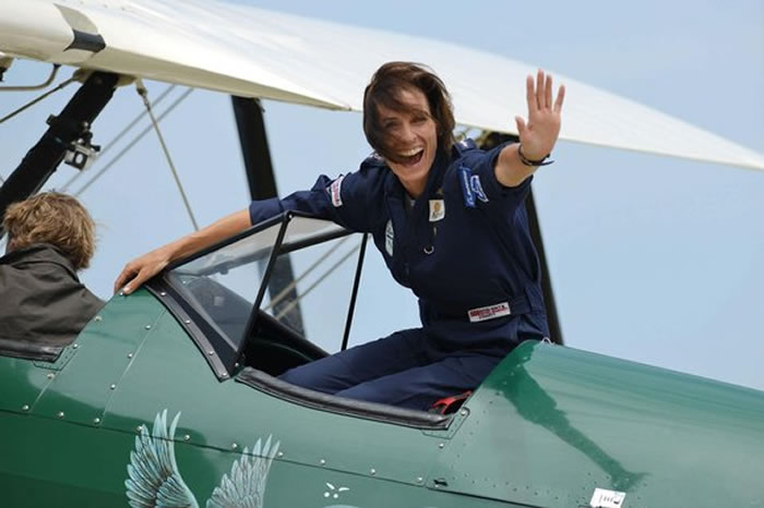 53岁英国女飞行员独自驾驶古董飞机飞行2万多公里完成从英国飞到澳大利亚的壮举