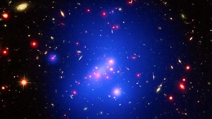 天文学家测得庞大年轻星系团IDCS J1426.5+3508的质量为500万亿倍太阳质量