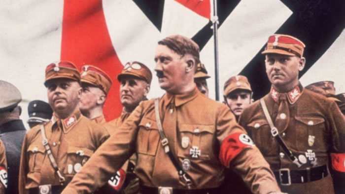 意气风发的希特勒(中)。