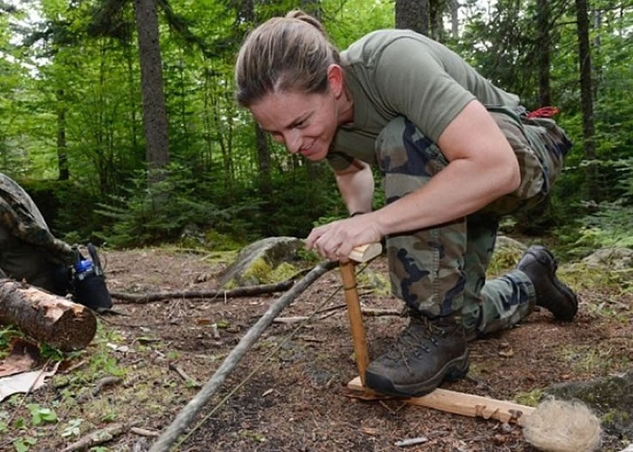 曼宁曾是海军陆战队队员,有一定的应对困难能力。