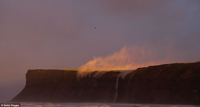 Ӣ��Լ�˿��������¿�罫��ˮ���ص���˲��