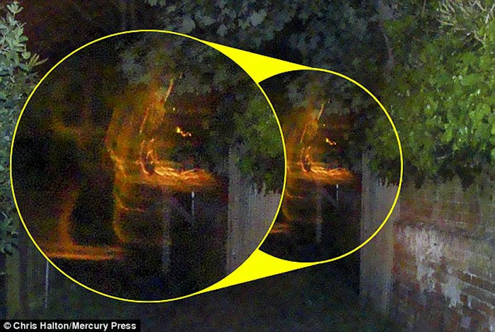 一个戴着兜帽的人身穿伊利沙白时代的衣服,推着担架。